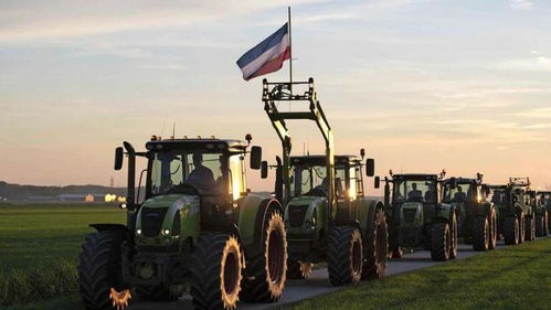 今天,荷兰农民浩浩荡荡开着拖拉机上高速,带领全国慢节奏