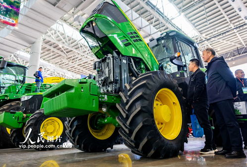 内蒙古农牧业机械展览会在呼和浩特开幕